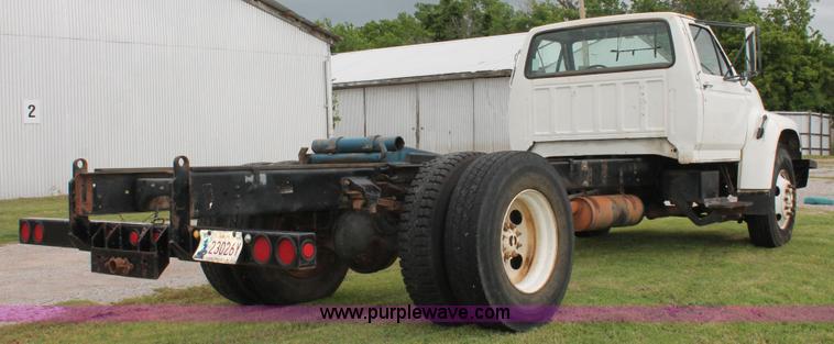 image for item H5817 1998 Ford F800 truck cab and chassis