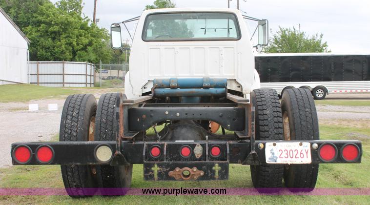 image for item H5817 1998 Ford F800 truck cab and chassis