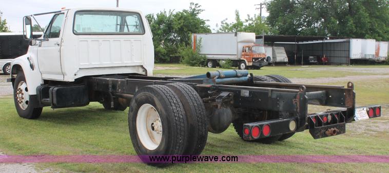 image for item H5817 1998 Ford F800 truck cab and chassis