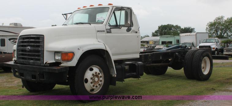 image for item H5817 1998 Ford F800 truck cab and chassis