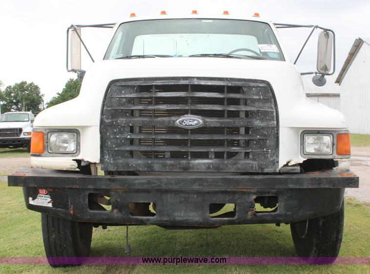 image for item H5817 1998 Ford F800 truck cab and chassis