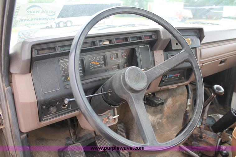 image for item H5817 1998 Ford F800 truck cab and chassis