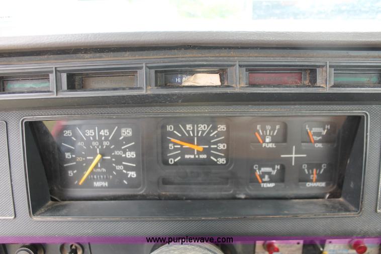 image for item H5817 1998 Ford F800 truck cab and chassis