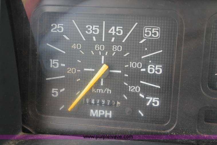 image for item H5817 1998 Ford F800 truck cab and chassis