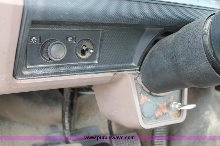 image for item H5817 1998 Ford F800 truck cab and chassis