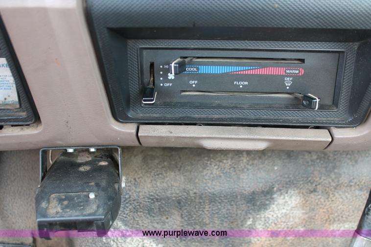 image for item H5817 1998 Ford F800 truck cab and chassis