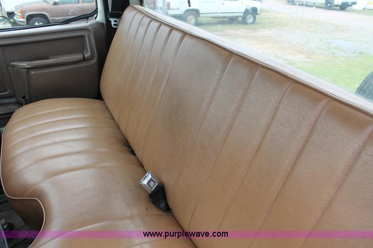 image for item H5817 1998 Ford F800 truck cab and chassis