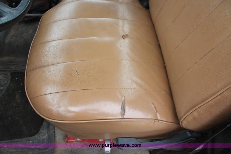 image for item H5817 1998 Ford F800 truck cab and chassis