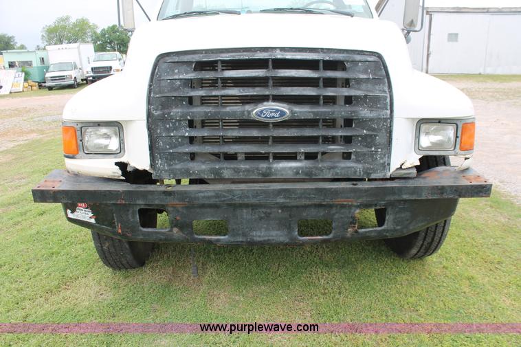 image for item H5817 1998 Ford F800 truck cab and chassis
