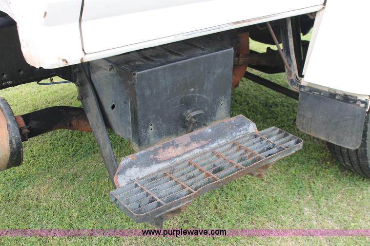 image for item H5817 1998 Ford F800 truck cab and chassis