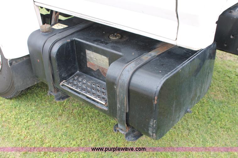 image for item H5817 1998 Ford F800 truck cab and chassis