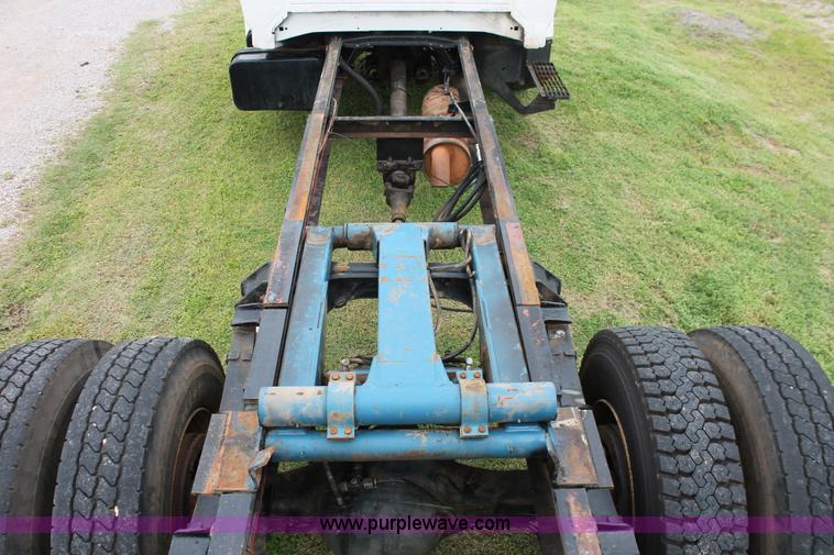 image for item H5817 1998 Ford F800 truck cab and chassis