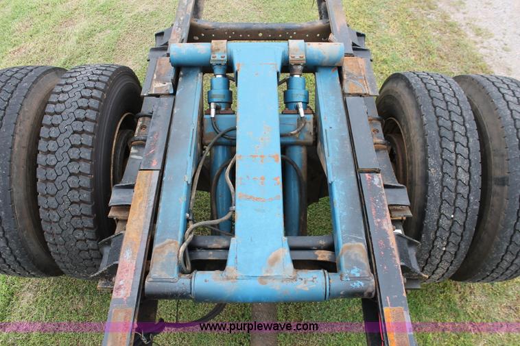 image for item H5817 1998 Ford F800 truck cab and chassis