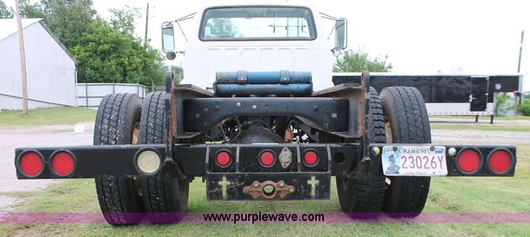 image for item H5817 1998 Ford F800 truck cab and chassis