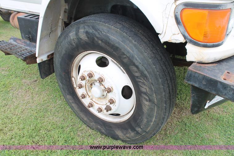 image for item H5817 1998 Ford F800 truck cab and chassis