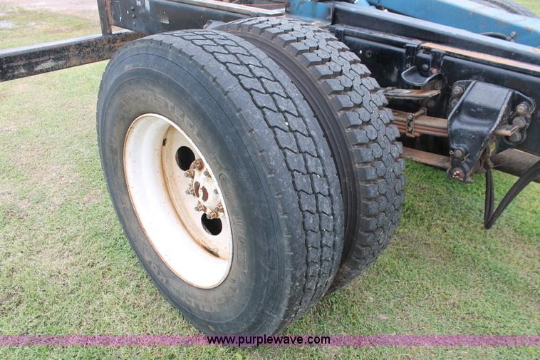 image for item H5817 1998 Ford F800 truck cab and chassis