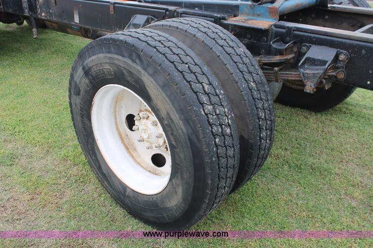 image for item H5817 1998 Ford F800 truck cab and chassis