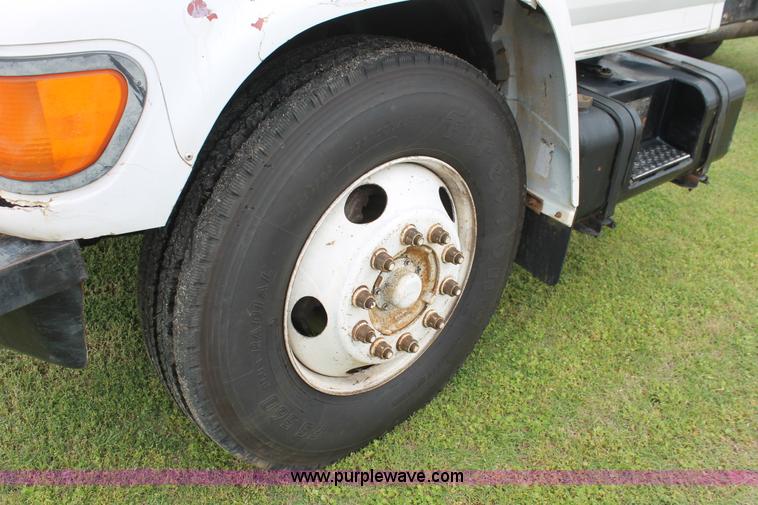 image for item H5817 1998 Ford F800 truck cab and chassis