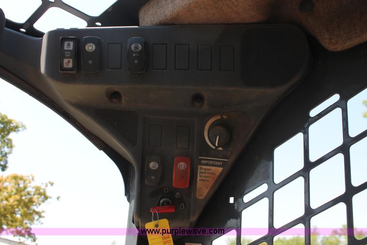 image for item H5824 2011 John Deere 323DT skid steer