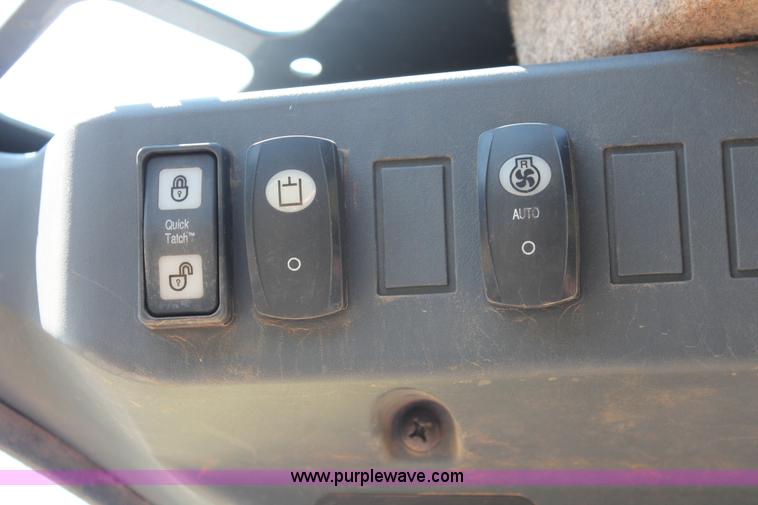 image for item H5824 2011 John Deere 323DT skid steer