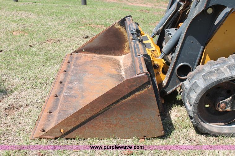 image for item H5824 2011 John Deere 323DT skid steer