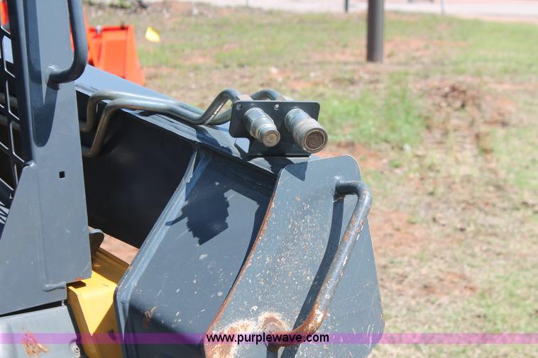 image for item H5824 2011 John Deere 323DT skid steer