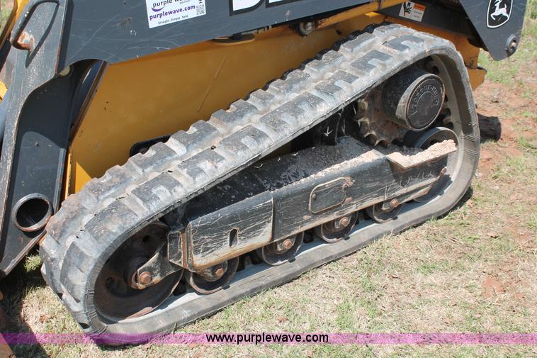image for item H5824 2011 John Deere 323DT skid steer