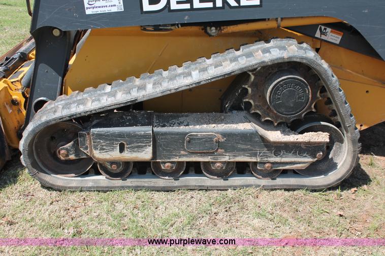 image for item H5824 2011 John Deere 323DT skid steer