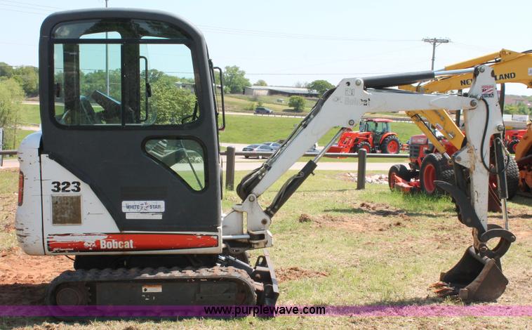 image for item H5825 2007 Bobcat 323J compact excavator
