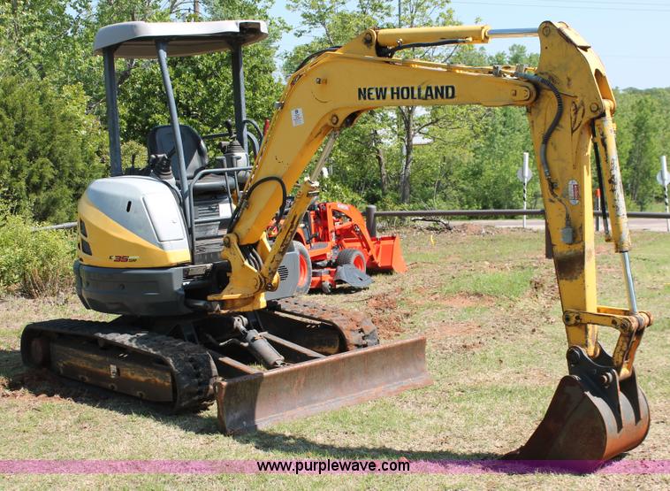 image for item H5826 2006 New Holland E35SR mini excavator