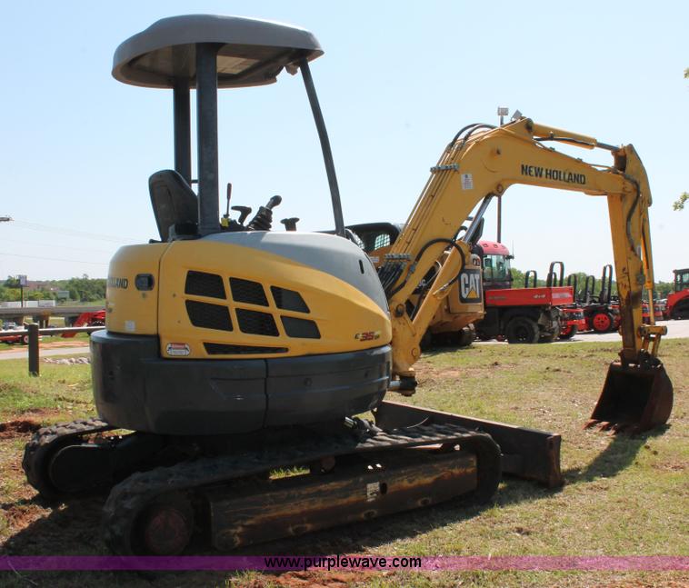 image for item H5826 2006 New Holland E35SR mini excavator