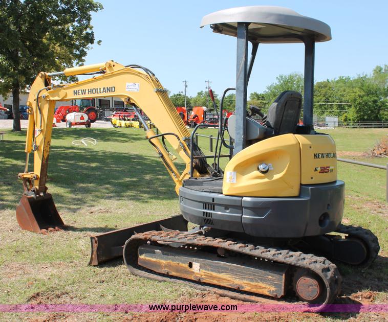 image for item H5826 2006 New Holland E35SR mini excavator