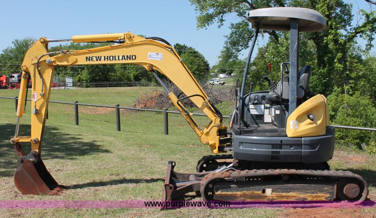 image for item H5826 2006 New Holland E35SR mini excavator