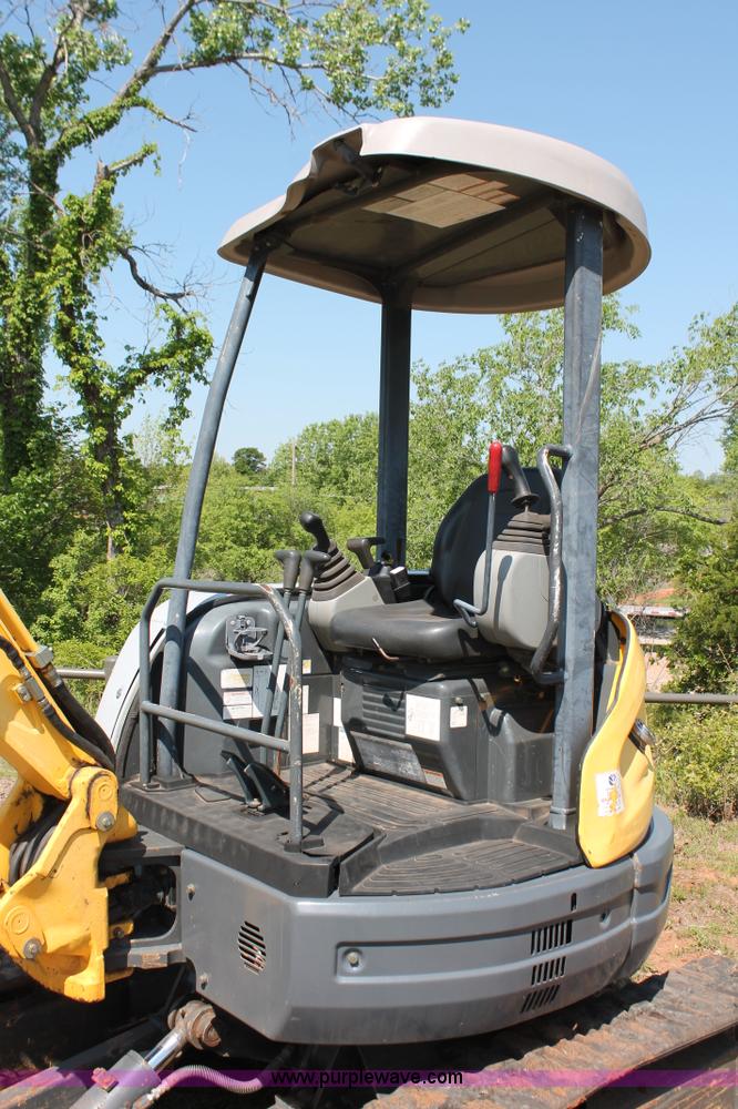 image for item H5826 2006 New Holland E35SR mini excavator