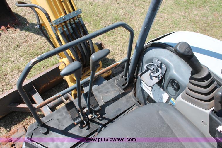 image for item H5826 2006 New Holland E35SR mini excavator