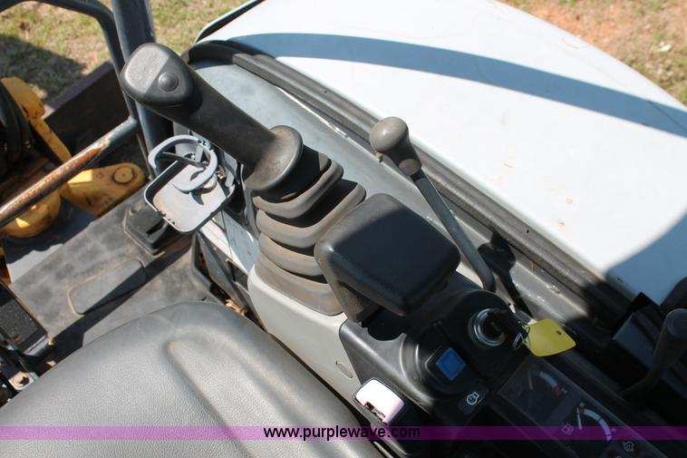 image for item H5826 2006 New Holland E35SR mini excavator