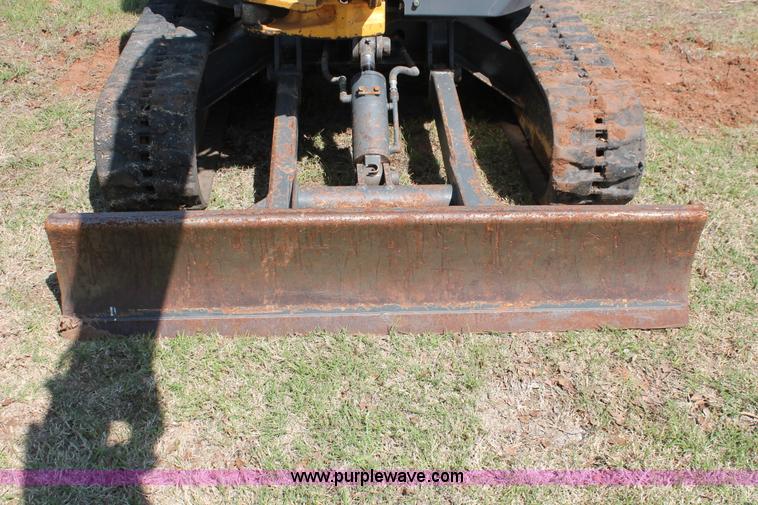 image for item H5826 2006 New Holland E35SR mini excavator