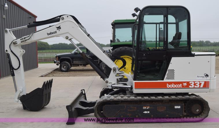 image for item H8586 1999 Bobcat 337 compact excavator