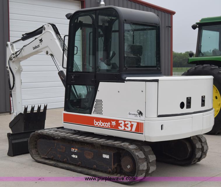 image for item H8586 1999 Bobcat 337 compact excavator