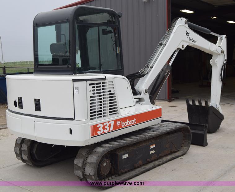 image for item H8586 1999 Bobcat 337 compact excavator