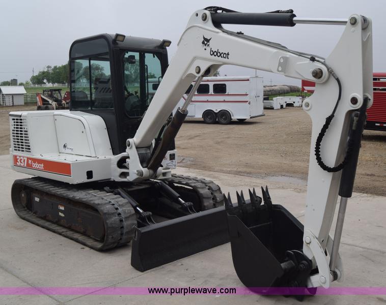 image for item H8586 1999 Bobcat 337 compact excavator