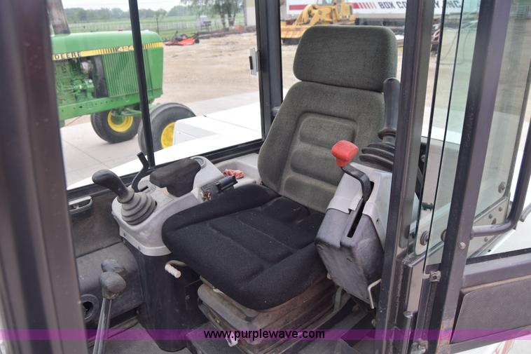 image for item H8586 1999 Bobcat 337 compact excavator