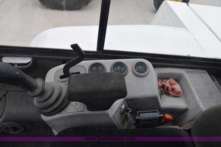 image for item H8586 1999 Bobcat 337 compact excavator