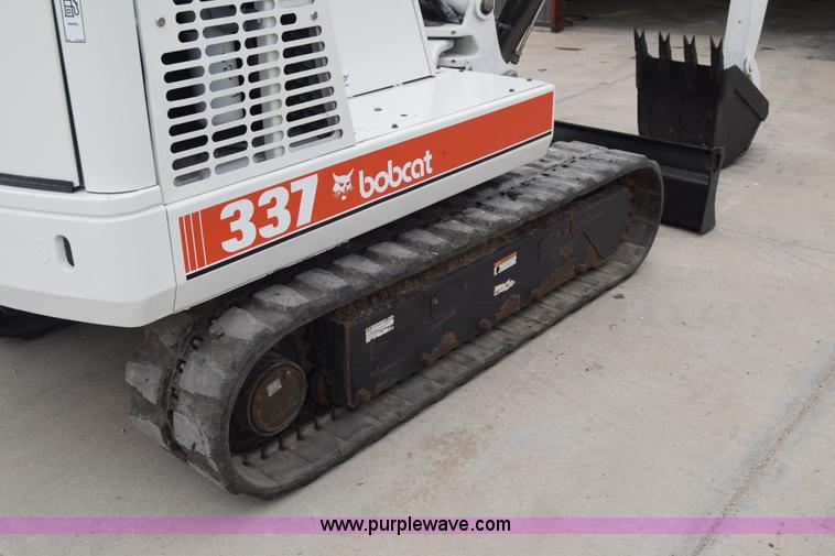 image for item H8586 1999 Bobcat 337 compact excavator