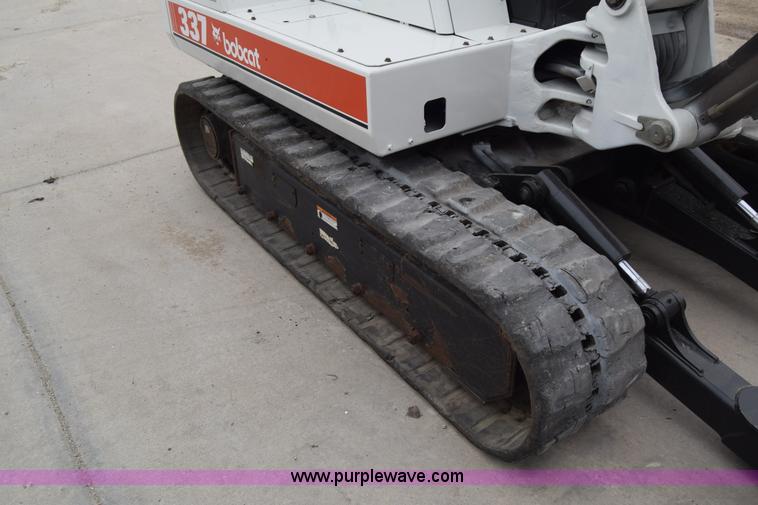 image for item H8586 1999 Bobcat 337 compact excavator