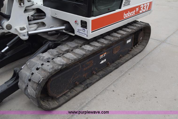 image for item H8586 1999 Bobcat 337 compact excavator