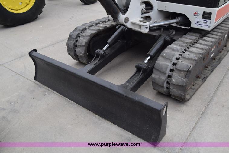 image for item H8586 1999 Bobcat 337 compact excavator