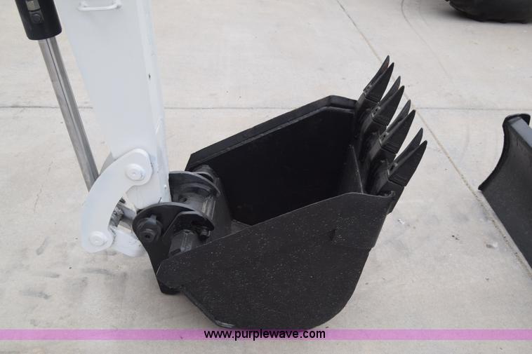 image for item H8586 1999 Bobcat 337 compact excavator