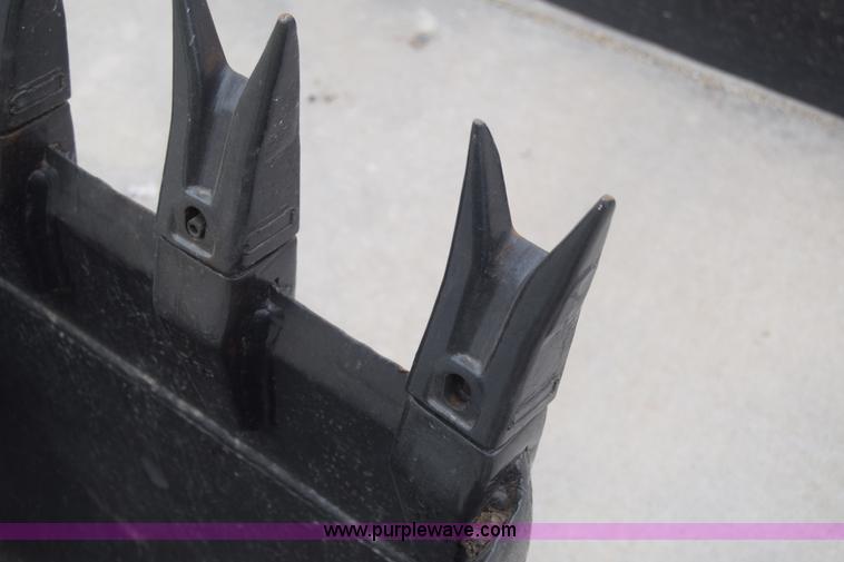 image for item H8586 1999 Bobcat 337 compact excavator