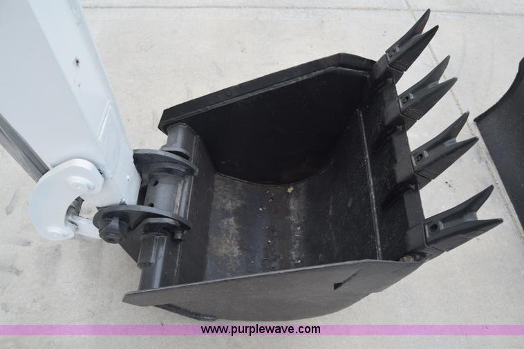 image for item H8586 1999 Bobcat 337 compact excavator